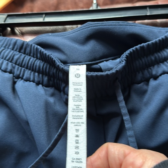 Lululemon navy pants with elastic waist and front slash pockets - Picture 2 of 3